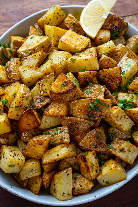 Crispy Roast Potatoes Easy Potatoes, Crispy Roast Potatoes, Closet Cooking, Potatoes Roasted, Easter Side Dishes, Roasted Potato Recipes, Potato Recipes Side Dishes, Thanksgiving Side, Roast Potatoes