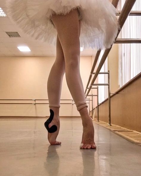 Pointe Aesthetic, Point Shoe, Ballet Pointe Shoes Aesthetic, Ballet Feet Stretches, Ballet Feet Exercises, Pointe Shoes Videos Ballet, Pointe Shoe Fitting, Demi Pointe Ballet, Inside Of A Pointe Shoe