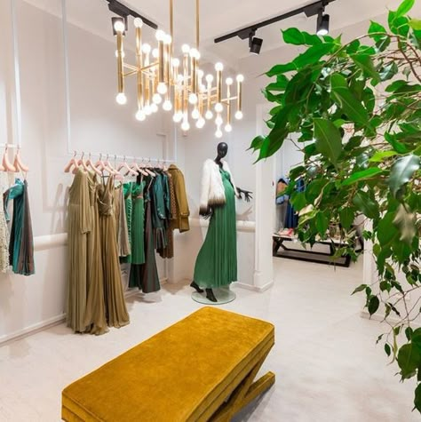 Maria Lucia Hohan Showroom by Irina Pogonaru, Bucharest – Romania » Retail Design Blog Boutique Clothing Store Design, Clothing Boutique Decor, Fashion Shop Interior, Clothing Boutique Interior, Bridal Boutique Interior, Showroom Inspiration, Fashion Showroom, Clothing Store Design, Maria Lucia Hohan