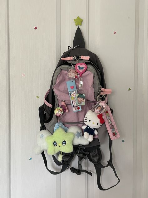 Mochila Kpop, Cute School Bags, Stylish School Bags, School Bag Essentials, Aesthetic Backpack, Inside My Bag, Stationary School, Cute Stationary, What In My Bag