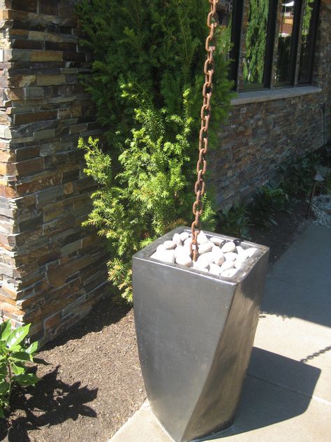 Chain gutter downspout into planter/rain barrel Modern Rain Chains, Decorative Rain Barrels, Gutter Chains, Decorative Downspouts, Rain Chain, Rain Gutters, Rain Barrel, Backyard Landscaping Designs, Yard Landscaping