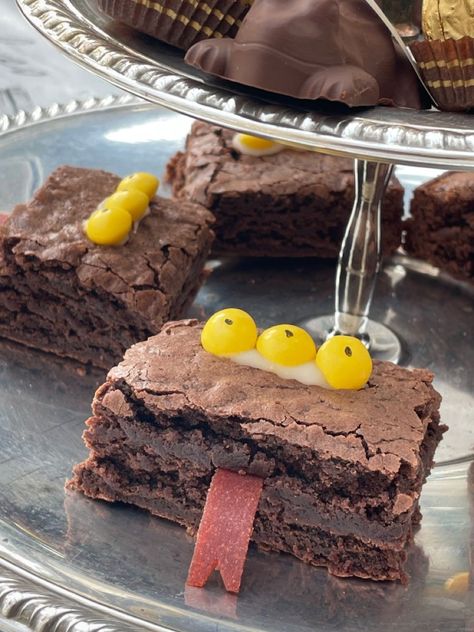 Harry Potter Brownie Ideas, Griffindor Food Ideas, Harry Potty Food Ideas, Harry Potter Food Inspiration, Prisoner Of Azkaban Snacks, Hogwarts Balloon Arch, Harry Potter Movie Food Ideas, Gryffindor Snack Ideas, Harry Potter Theme Treats