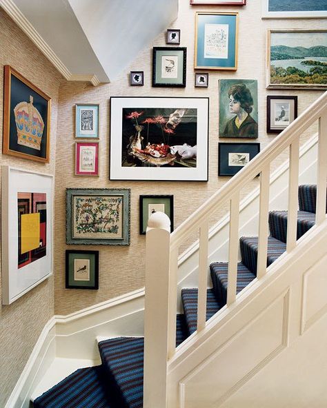 image09 Stairs Gallery Wall, Stairway Photos, Interior Design Country, Stairway Gallery, Staircase Art, Stair Gallery, Staircase Wall, Framed Pictures, Design Blogs