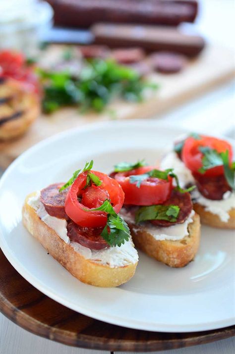 Chorizo Crostini, Crostini Recipe, Crostini Recipes, Goats Cheese, Quick And Easy Appetizers, Summer Appetizer, Mouth Watering Food, Finger Food Appetizers, Summer Parties