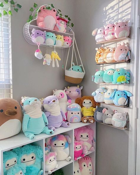 Room Decor With Soft Toys, Squishmallow Themed Room, Squishmallows Room Ideas, Squishmallow Set Up, Squishmellow Display, Squishmallow Collection Display, Squishmallow Organization Ideas, Squishmallows Organization, Squishmallow Display Ideas