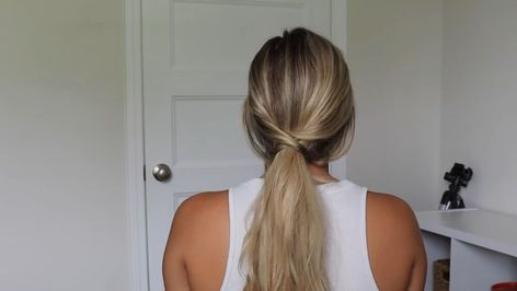 This is a guide to tying your hair up without a hair elastic. Learn how to tie your hair without a hair tie with this step-by-step video tutorial. Hair Ties Tutorial, Pretty Ponytails, Step By Step Hairstyles, Hair Elastic, Long Hair Updo, Hair Tutorials Easy, Hair Starting, Long Hair Women, Fish Tail Braid