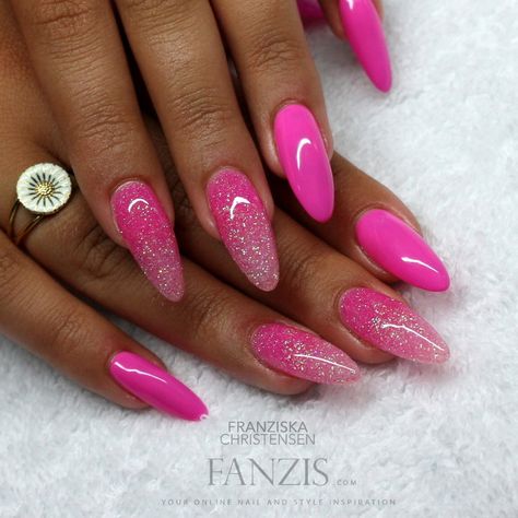 #pinknails are #nailsoftoday #purplenails #flowernails #glitternails #pinknails💅 #shortnails #springnails #bluenails💙 #bluenails #longnails . Fuschia Nails Design, Fuschia Nails, Gradient Nails Tutorial, Youtube Nail Art, Unicorn Nails Designs, Wedding Nail Polish, Glitter Gradient Nails, Pink White Nails, Glitter Gradient