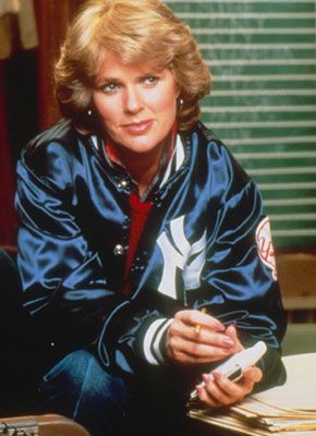 80s Cop, 70s Sitcoms, Tyne Daly, Cagney And Lacey, Sharon Gless, Tv Detectives, Female Detective, Female Cop, Portia De Rossi