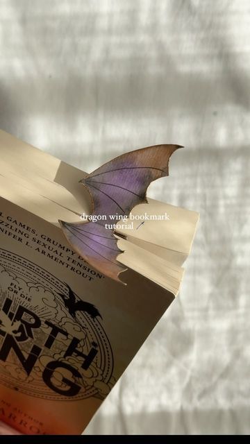 Kanlin on Instagram: "Make a bookmark with me ✨  You asked so I delivered, a dragon wing bookmark tutorial (or batboy wing if that’s your flavour)." Dragon Wing Bookmark, Diy Dragon Bookmark, Fourth Wing Bookmark, Onyx Storm, Bookmarks Aesthetic, Make A Bookmark, Bookmark Aesthetic, Bookmark Tutorial, Aesthetic Bookmark