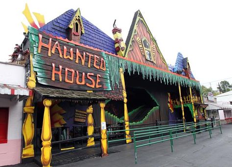 Camden Park's Haunted House!! Huntington Chicken, Chicken Coops And Runs, Spook Houses, Okie Girl, Camden Park, Huntington West Virginia, Huntington Wv, Theme Parks Rides, Abandoned Amusement Parks