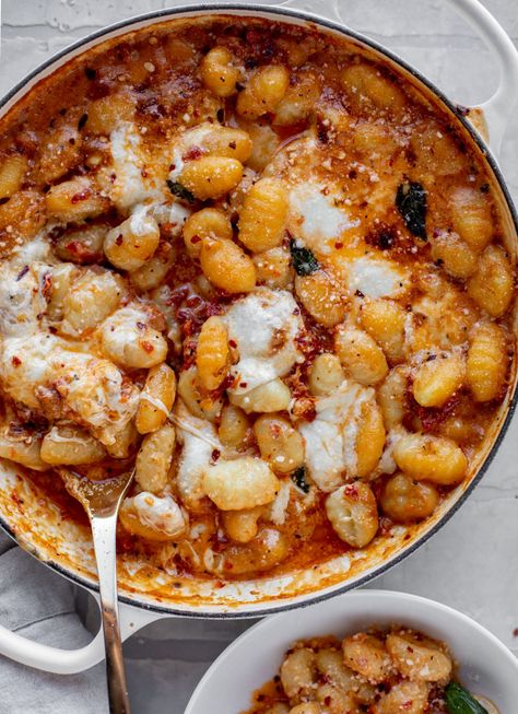 Sun Dried Tomato Gnocchi, Tomato Gnocchi, Sun Dried Tomato Sauce, Baked Gnocchi, Plats Healthy, Baked Tomatoes, Fall Dinner Recipes, Cozy Meals, Think Food