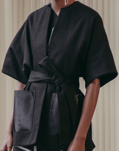 Cropped Kimono Jacket, Kimono Runway, Kimono Jacket Outfit, Modern Kimono Fashion, Japanese Elegance, Short Kimono Jacket, Uniform Clothes, Short Sleeve Kimono, Modern Kimono