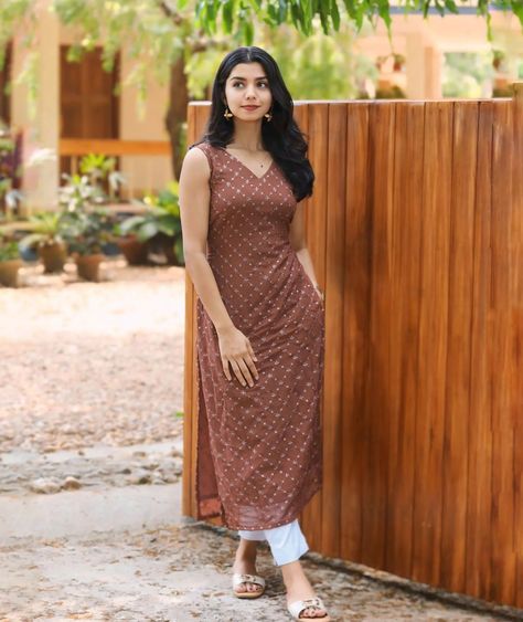 Casual Kurta Designs For Women, Sleeveless Churidar Ideas, Ajrakh Churidar Designs, Salwar Stitching Designs, Kurthi Models Latest Sleeveless, Sleeveless Design For Kurtis Latest, Kerala Kurti Designs, Simple Churidar Designs Casual, Sleevless Kurti Pattern