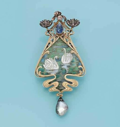 AN ART NOUVEAU ENAMEL AND GEM-SET PENDANT/BROOCH, BY ROBERT KOCH Two Swans, Bijoux Art Deco, Design Art Nouveau, Bijoux Art Nouveau, Gold Pearl Jewelry, Art Appliqué, Handmade Gold Jewellery, Antique Gold Jewelry, Gold Jewelry Sets