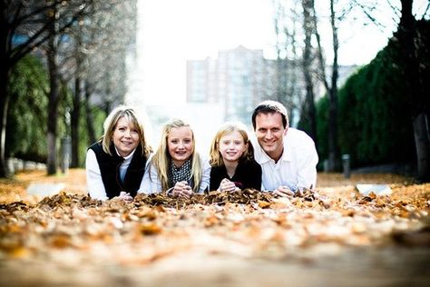 Ground Background, Family Holiday Pictures, Fall Family Portraits, Baby Fotografie, Family Portrait Poses, Family Picture Poses, Family Pic, Family Photo Pose, Fall Family Pictures