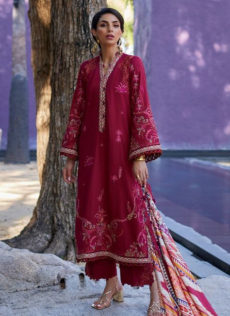 The Farah Talib Aziz Suay Lawn’24 Collection Enzo Red ensemble. Radiating with the warmth of sunshine and the freshness of spring blooms, this captivating addition encapsulates the essence of modern elegance. Farah Talib Aziz, Eid Looks, College Outfit, Casual Party Dresses, Designer Kurti, Pakistani Dress, Diamond Fashion Rings, Pakistani Dress Design, Spring Blooms