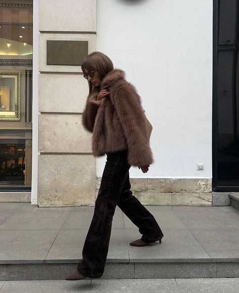 chocolate 🐻🪵🍫 Coat Outfit Street Style, Long Fur Coat Outfit, Brown Fur Coat Outfit, Brown Fur Jacket, Classy Elegant Outfits, Short Brown Dress, Fur Jacket Outfit, Outfits Capsule Wardrobe, Brown Fur Coat