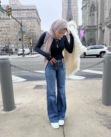 Modest Flared Jeans Outfit, Muslim Jeans Outfits, Modest Jeans Outfit Hijab, Flare Jeans Outfit Modest, Hijabi 2000s Fashion, Bootcut Jeans Outfit Hijab, Hijabi Jeans Outfit, Muslim Fashion Modern, Modest Jeans Outfit