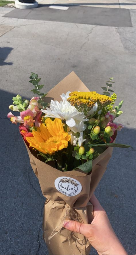 Flower Bouquet With Note, Cute Simple Flower Bouquet, Simple Bouquet Aesthetic, First Date Bouquet, Picked Flowers Bouquet, Date Flowers, Flower Bouquet Farmers Market, Farmers Market Bouquet Cut Flowers, Farmers Market Flowers Bouquets