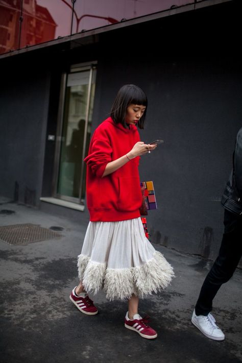 Woman In Red, Street Style 2017, Looks Street Style, Looks Black, Milan Fashion Weeks, Street Style Inspiration, White Skirt, Red Outfit, 가을 패션