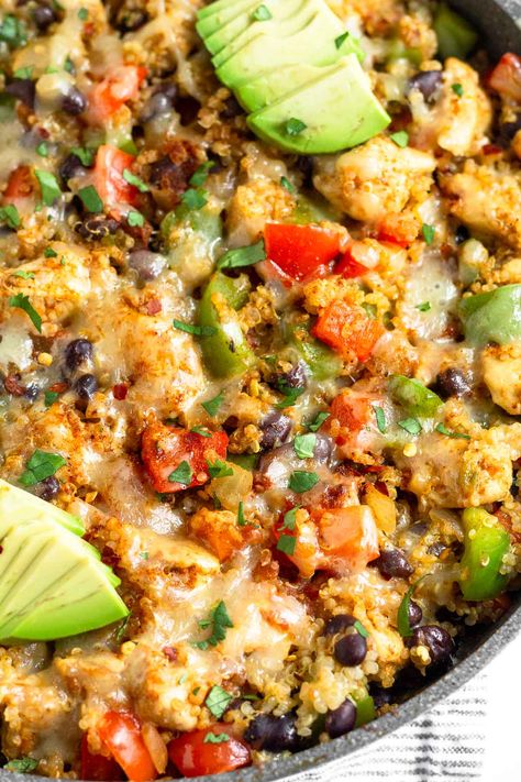 Healthy chicken quinoa skillet made with 10 ingredients and ready in 35 minutes for a hearty and satisfying meal. Perfect for meal prep too! Shredded Chicken And Quinoa Recipes, Dinner With Quinoa And Chicken, Quinoa Chicken Spinach, Chicken Quinoa Stuffed Peppers, Chicken Quinoa Skillet, Ground Chicken Quinoa Recipes, High Protein Ground Chicken Recipes, High Protein Quinoa Recipes, Skillet Quinoa