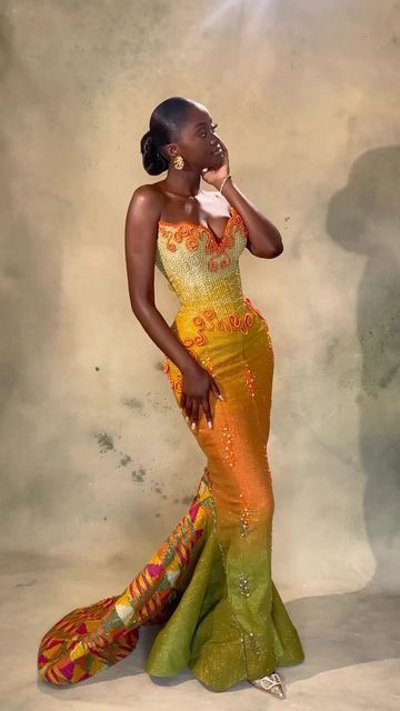 Ghana Corset Dress, Ghana Lace Dress Styles, Ivorian Wedding Dress, Ghana Bride Dresses, Traditional Ghanaian Wedding Dresses, Ombre Kente Designs, Kenyan Traditional Attire, Yellow Asoebi, Bridal Kente Styles