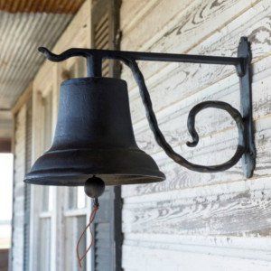 Cast Iron Dinner Bell Vintage Industrial Decor Kitchen, Deco Champetre, Bell Decorations, Vintage Industrial Decor, Dinner Bell, Antique Kitchen, Farmhouse Furniture, Antique Farmhouse, Farmhouse Wall Decor