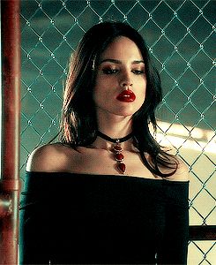 Victoria Cane, one of the vampires that slaughtered everyone inside the bar, is Michael’s maker. She’s a queen amongst her kind because of her ruthless pursuit of power. She doesn’t take kindly to Michael not returning to the fold after his encounter with Winter. She wants him to continue their search for power but he refuses. Eiza Gonzalez Icons, Santanico Pandemonium, Filmy Vintage, Yennefer Of Vengerberg, Eiza Gonzalez, Ange Demon, Dusk Till Dawn, Red Lipstick, 가을 패션