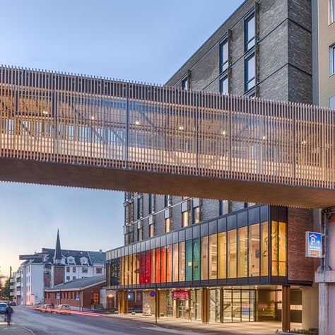 Skybridge Architecture, Skybridge Design, Bridges Architecture, Parking Building, Building An Addition, Train Station Architecture, Campus Design, Sky Bridge, Green Facade