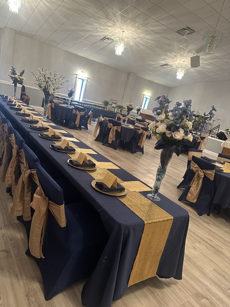 Navy Gold Quinceanera, Navy And Gold Table Decorations, Navy Blue Table Cloth With Gold Runner, Royal Blue And Gold 15 Decorations, Navy Blue And Gold Party Theme, Navy Blue And Gold Centerpiece Ideas, Navy And Gold Decor Party, Dark Blue Theme Party, Navy Blue White And Gold Wedding Table Settings