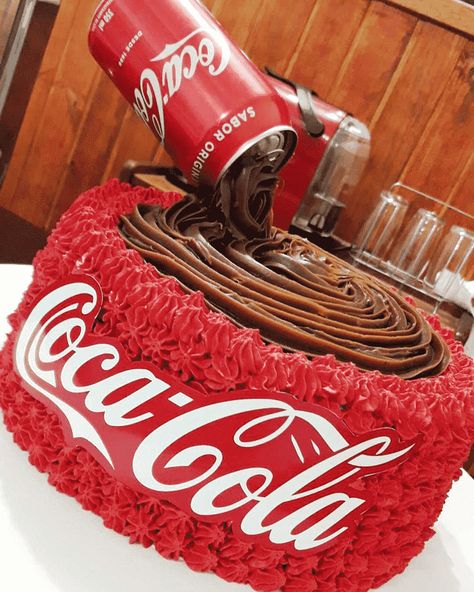 Coca-Cola Birthday Cake Ideas Images (Pictures) Coke Themed Cake, Diet Coke Cake Design, Coke Cola Cake Design, Coca Cola Cake Design Birthdays, Coca Cola Birthday Party, Coca Cola Party Theme, Dr Pepper Cake, Coca Cola Party, Coke Cake