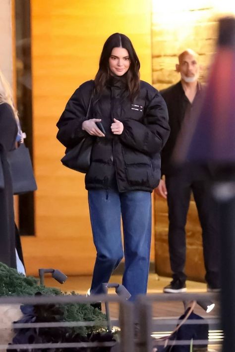 Kendall Jenner Puffer Jacket, Leather Puffer Jacket Outfit, Black Puffer Jacket Outfit, Puffer Jacket Outfit, Leather Puffer Jacket, Black Puffer Jacket, Jenner Style, Jacket Outfit, Black Puffer