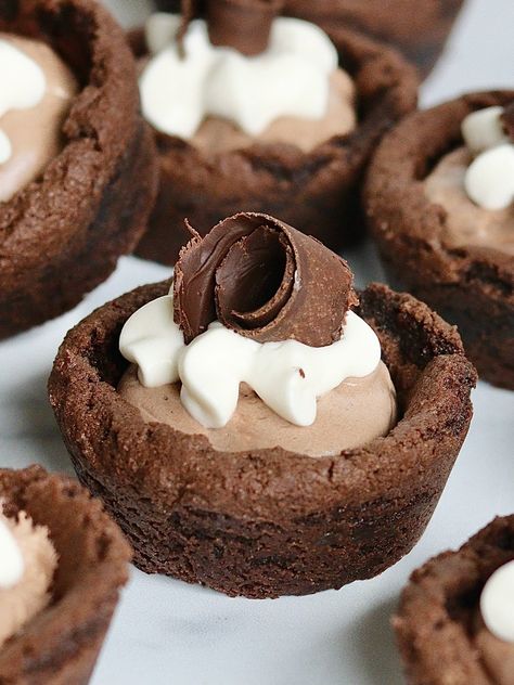 Mini Chocolate Cream Pies Mini Oreo Pies, Mini Chocolate Cream Pies In Muffin Tin, Mini Chocolate Pies In Muffin Tin, Mini Cream Pies, Easy Mini Pie Recipes, Chocolate Mini Desserts, Mini Pudding Pies, Mini Chocolate Pudding Pies, Easy Mini Pies