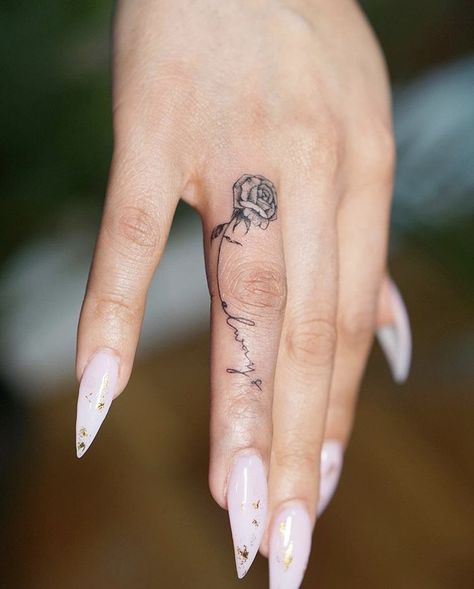 Ring Tattoo Designs, Tato Henna, Finger Tattoo For Women, Hand And Finger Tattoos, Ring Finger Tattoos, Pretty Hand Tattoos, Tasteful Tattoos, Tattoos For Black Skin, Hand Tattoos For Women