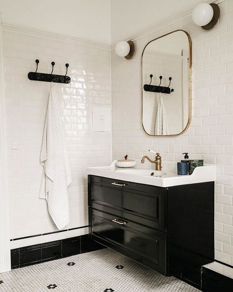 27+ Wonderful Art Deco Bathroom Ideas in 2024 | Houszed Art Deco Bathroom Tile, Artdeco Interiors, Modern Art Deco Interior, White Bathroom Tiles, Art Deco Bathroom, Deco Bathroom, Shabby Chic Bathroom, Black And White Tiles, Chic Bathrooms