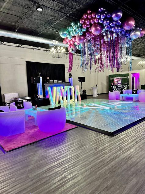 Vayda’s sweet 16 | CatchMyParty.com Dance Club Birthday Party Ideas, Colorful Sweet 16 Party, Dance Party Birthday Ideas, Sweet 16 Party Ideas Disco, Disco Theme Dance, Lounge Party Ideas Decor, Disco Party Decorations Ideas, 12 Birthday Party Ideas, Party Venues Ideas