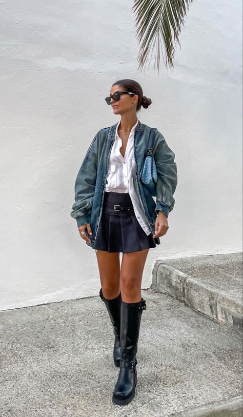 Summer Outfits With Knee High Boots, Biker Boots Outfit Summer, Black Boots Outfit Casual, Moto Boots Outfit, Biker Boots Outfit, Madrid Outfits, Combat Boot Outfit, Outfit Botas, Professional Outfits Women