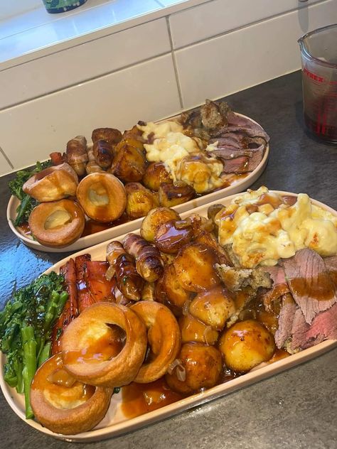 British Roast Dinner, Big Dinner, Christmas Meals, Beef Roast, Elderly Woman, Pub Food, Healthy Food Dishes, Roast Dinner, Yummy Comfort Food