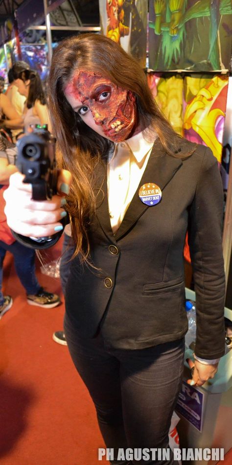 Harvey Dent Cosplay from The Dark Knight Lala Maio Buenos Aires Argentina Fx makeup Argentina ComicCon 2015 Second Edition Harvey Dent Makeup, Gender Bend Cosplay, Rogue Cosplay, Gender Bend, Harvey Dent, Fx Makeup, The Dark Knight, Two Faces, Cosplay Ideas