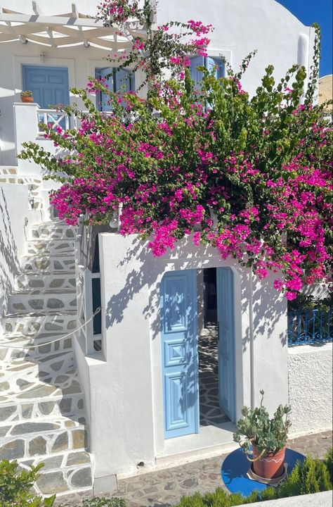 Meditterean House, Greek Houses Exterior, Mamma Mia Aesthetic, Greek Homes, Mediterranean Houses, Mia Aesthetic, Greece Homes, Greece House, Tomato And Cucumber