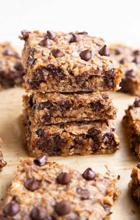 7-Ingredient Banana Peanut Butter Oat Bars - The Roasted Root Easy Oatmeal Bars, Oatmeal Breakfast Bars Healthy, Banana Oatmeal Bars, Peanut Butter Oat Bars, Oatmeal Bars Recipes, Chocolate Oatmeal Bars, Breakfast Bars Healthy, Breakfast Bars Recipe, Peanut Butter Oatmeal Bars