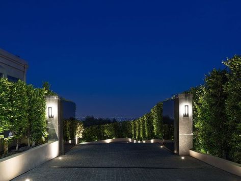 Luxury Driveway, Luxury Houses Entrance, Contemporary Mansion, Modern Driveway, Mansion Exterior, Driveway Design, Makijaż Smokey Eye, Modern Mansion, Mansion Interior