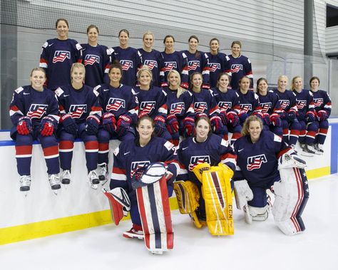 Team Hockey Picture Ideas, Hockey Team Photo Ideas, Hockey Team Photoshoot Ideas, Hockey Photography Poses, Hockey Pictures Ideas, Hockey Team Pictures, Volume Photography, Hockey Photoshoot, Hockey Poses