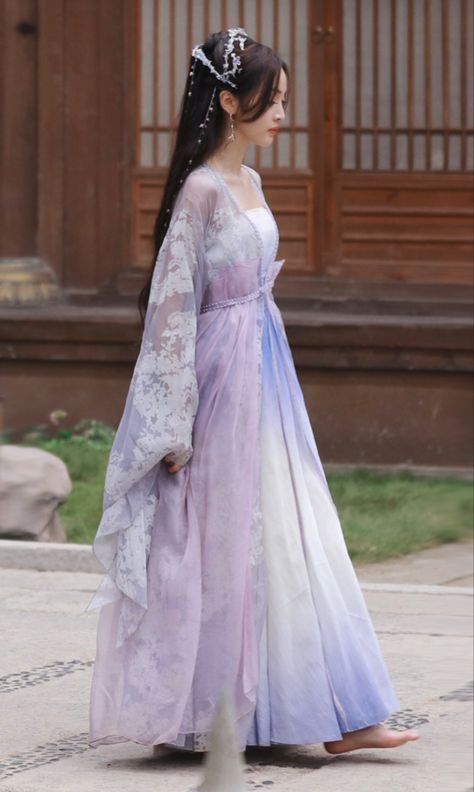 Ancient Chinese Dress Princesses, Japanese Royalty Clothing, Chinese Traditional Dress Princesses, Chinese Hanfu Princesses, Royalty Clothing, Ancient Princess, Chinese Princess Dress, Chinese Drawings, Traditional Asian Dress