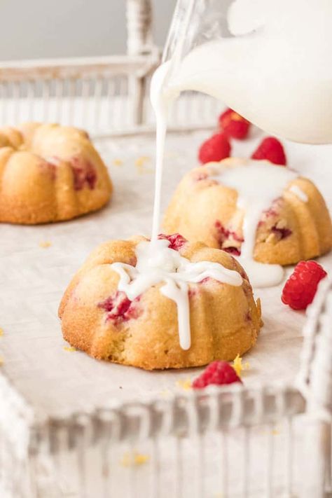 These Lemon Raspberry Mini Bundt Cakes are a simple lemon cake recipe, studded with fresh raspberries and topped with lemon icing, all baked in a mini bundt pan. #sugarsaltmagic #bundtcakerecipe #minibundtcakes Lemon Raspberry Mini Bundt Cakes, Mini Raspberry Bundt Cakes, Mini Lemon Bundt Cakes Recipe, Lemon Raspberry Bundt Cake, Mini Bunt Cake, كريم بروليه, Mini Bundt Cakes Recipes, Cake Magic, Bundt Recipes