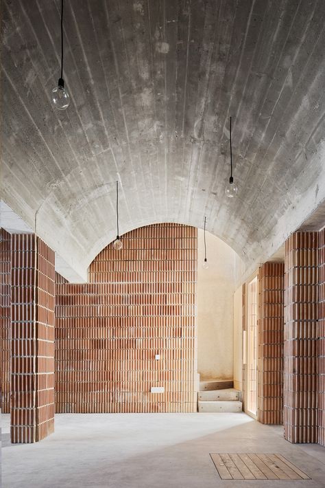 Gallery of Archivo Municipal / Aulets Arquitectes - 18 Bio Architecture, Hart Island, Innovative Architecture, Architecture Images, Brick Architecture, Architecture Awards, Brick Walls, German Design, Traditional Architecture