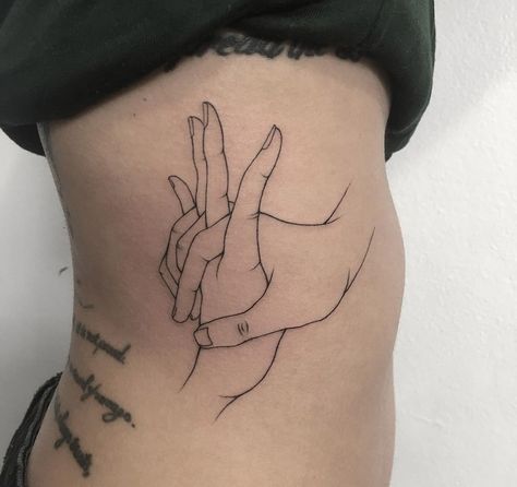 Very simple tattoo on girl's side, two hands holding one another, minimal tattoo done with black ink. Holding Hands Tattoo, Hand Holding Tattoo, Hands Tattoo, Muster Tattoos, Inspiration Tattoos, Line Art Tattoos, Aesthetic Tattoo, Fine Line Tattoos, Minimal Tattoo