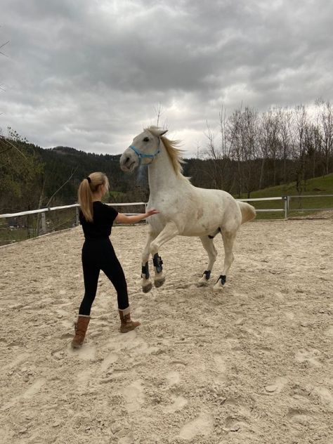 Horse Rider Outfit, Summer Cowgirl Outfits, Horse Girl Aesthetic, Horsey Life, Horse Riding Aesthetic, Elsie Silver, Horse Riding Outfit, Equestrian Aesthetic, Horses Equestrian