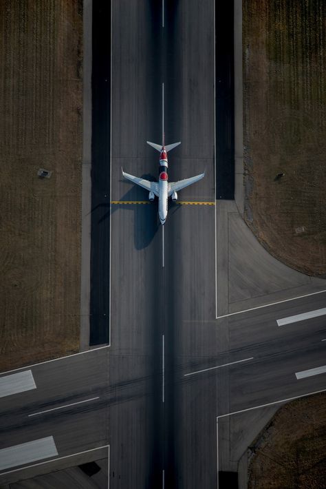 Plane Wallpaper, Photo Avion, Landing Strip, Plane Photography, Airplane Wallpaper, Aviation World, Airplane Photography, Aviation Photography, Civil Aviation