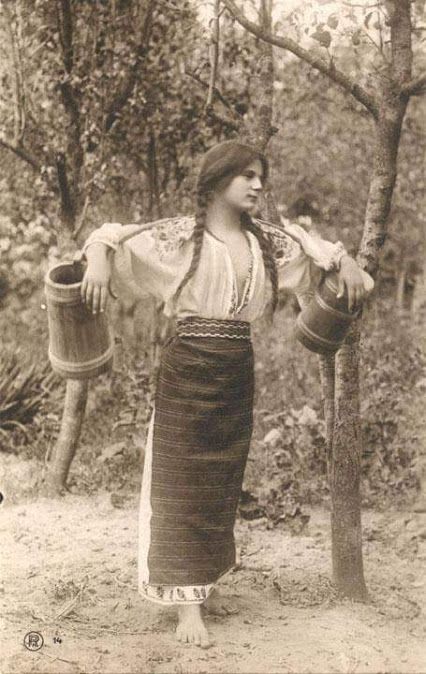 Google+ Romanian Girl, Romania People, Romanian Clothing, Popular Costumes, Old Photography, Vintage Portraits, Vintage Pictures, Photo Reference, Vintage Photographs